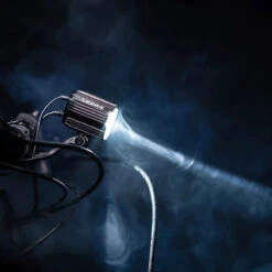 Lezyne Super HB STVZO E1000 Feu Avant Pour Vélo électrique 11 Lezyne Super HB STVZO E1000 Feu Avant Pour Vélo électrique -Vélo Pièces Magasin 4710582549243LezyneSuperHBSTVZOE1000E BikeFrontlicht1 LED ESPHB V104AE Action1